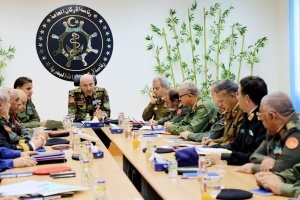 Al-Haddad discusses with military leaders developing the military institution