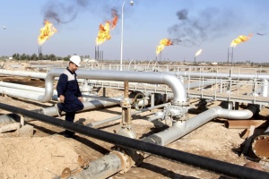 Libyan oil workers threaten strike, shutdown