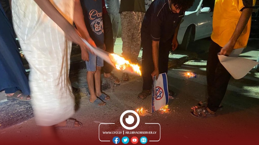 Protesters burning Israeli flags