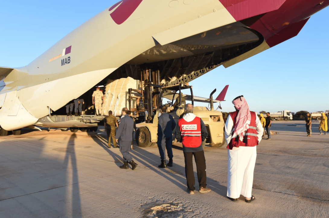 Um dos aviões com ajuda humanitária chega à Líbia